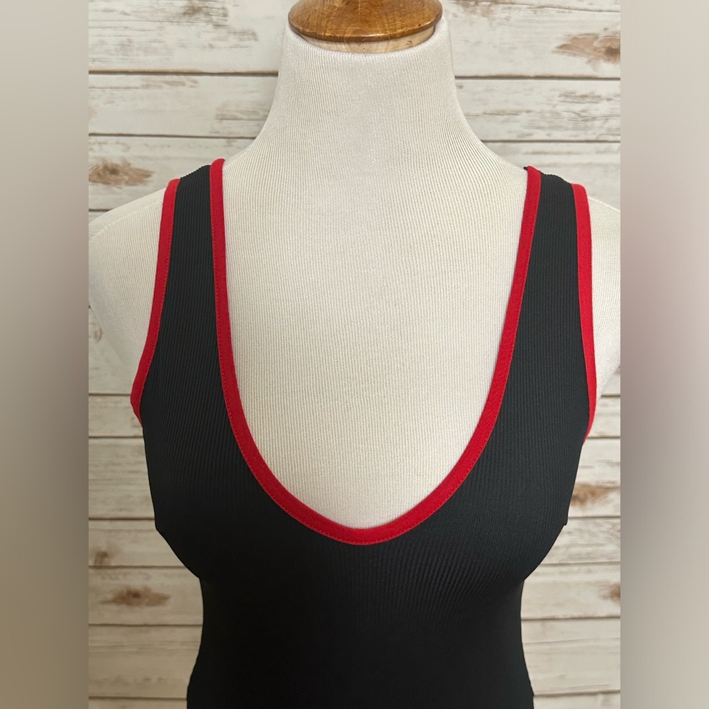 boohoo ‘Mia’ ribbed plunge bodysuit - Picture 2 of 4
